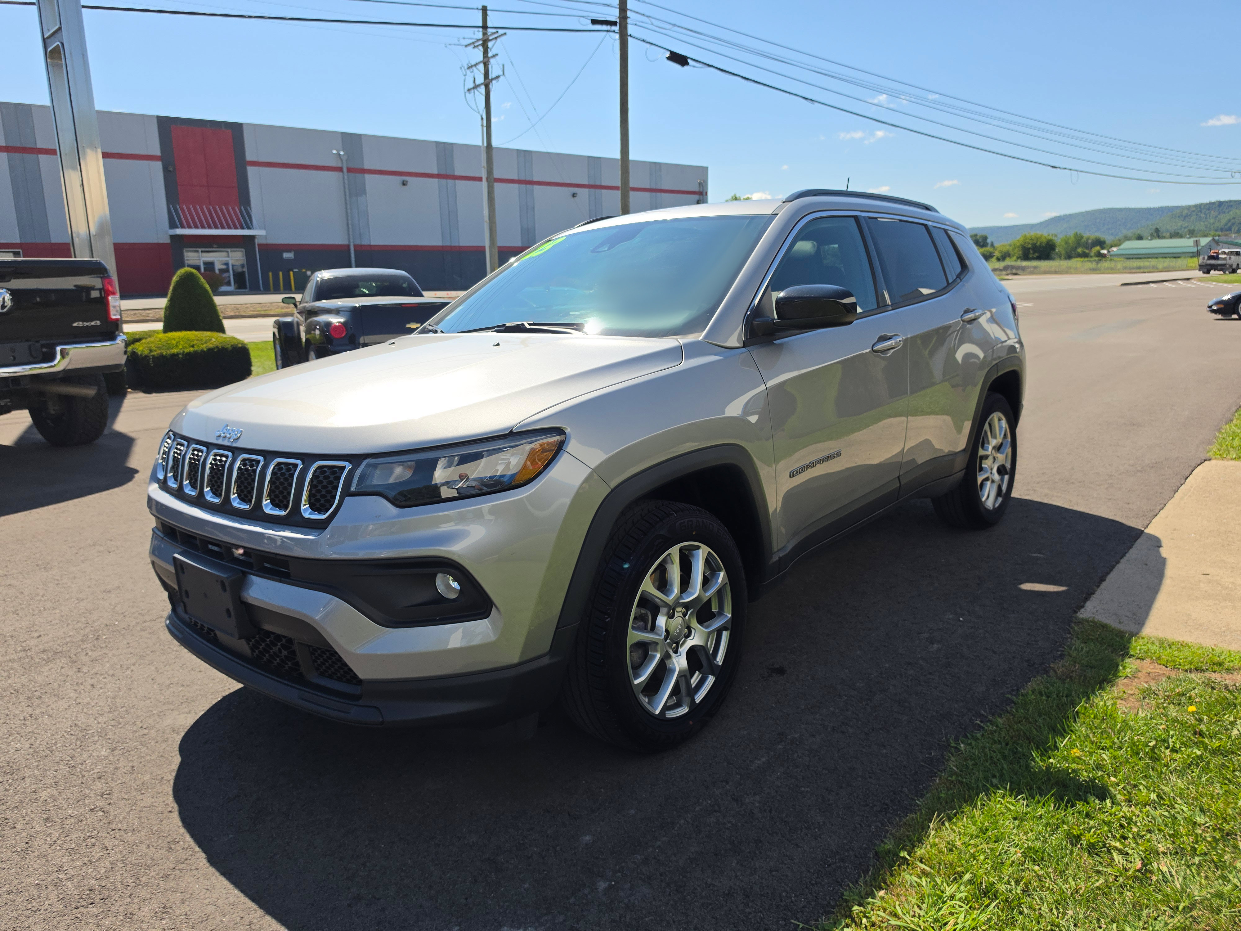 Used 2023 Jeep Compass Latitude w/ Sun and Sound Group AWD/4WD image 8