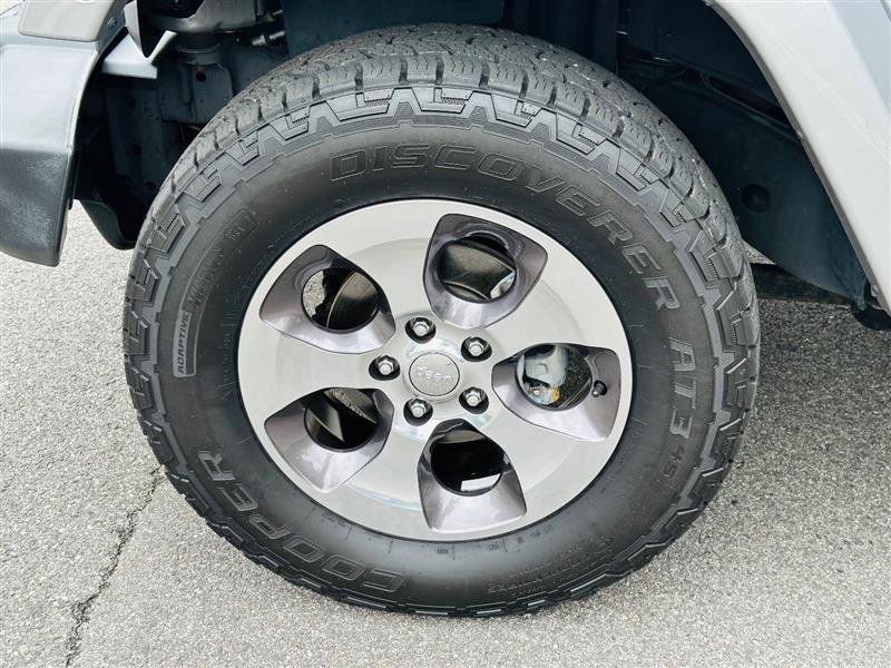 Used 2018 Jeep Wrangler Unlimited Sahara w/ Connectivity Group image 14