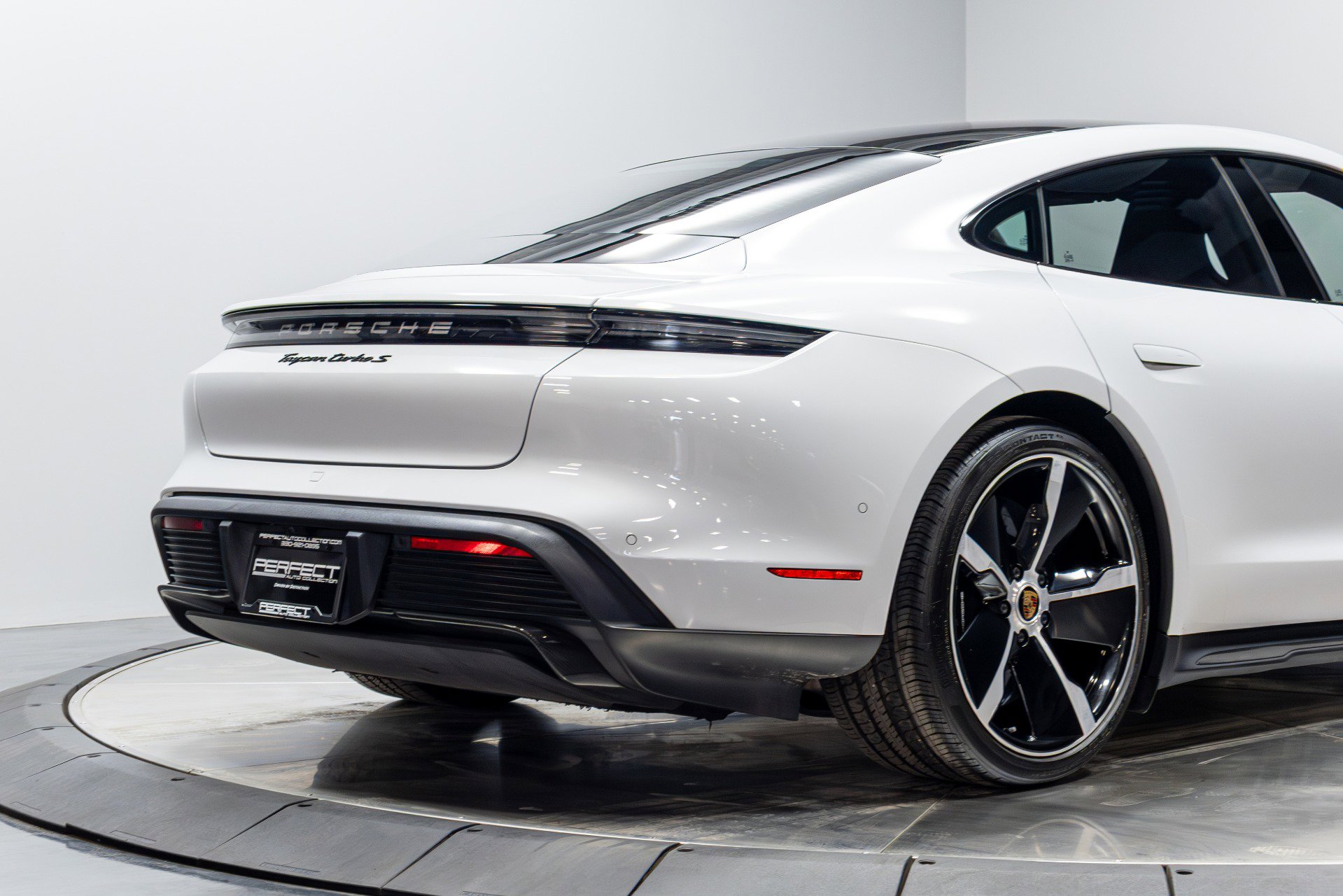 Used 2020 Porsche Taycan Turbo S AWD/4WD image 19