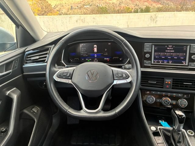 Used 2024 Volkswagen Jetta SE FWD image 13