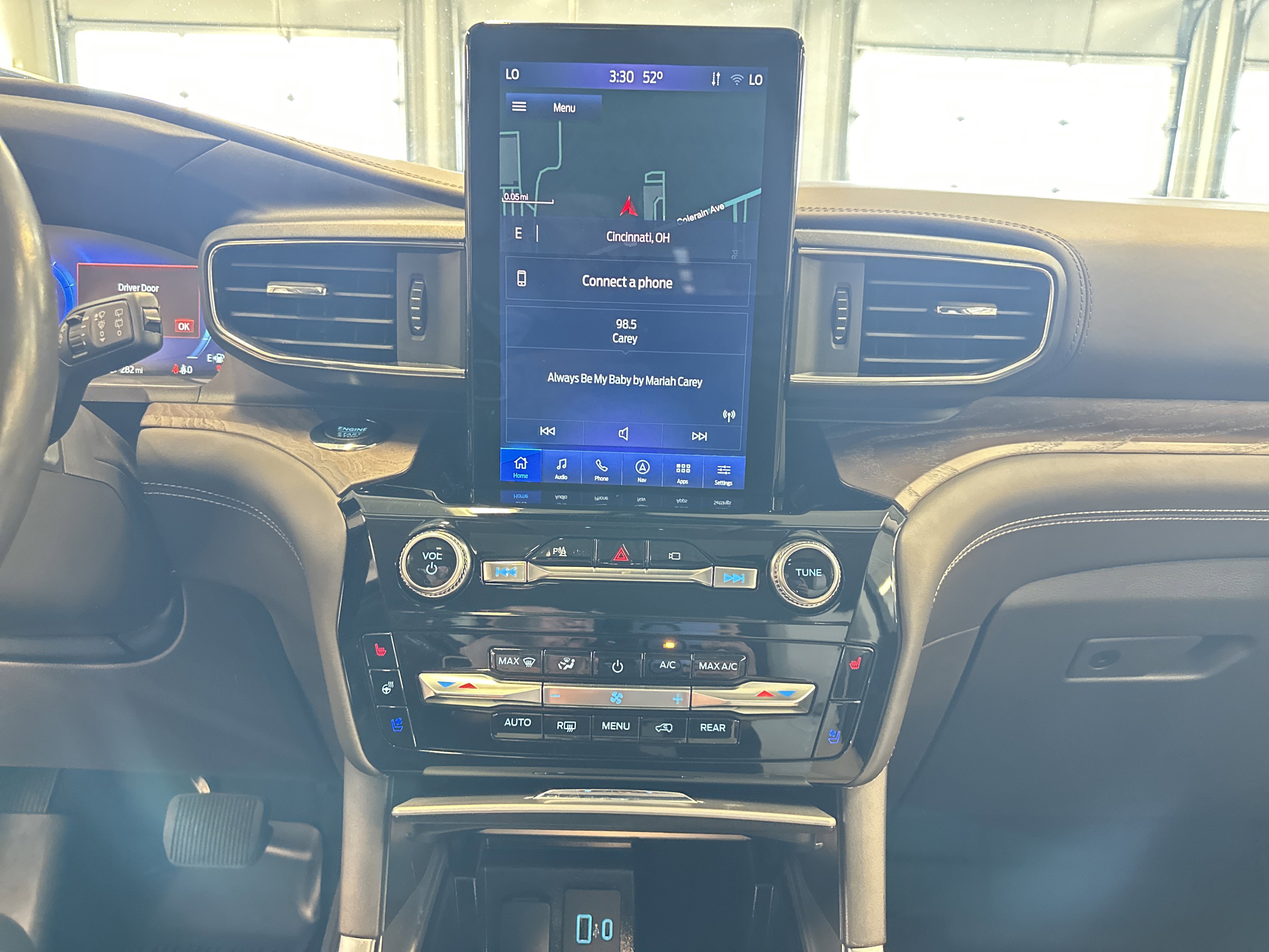 Used 2022 Ford Explorer Platinum w/ Technology Package image 3