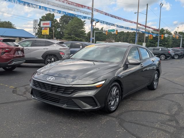 Used 2024 Hyundai Elantra SEL FWD image 3