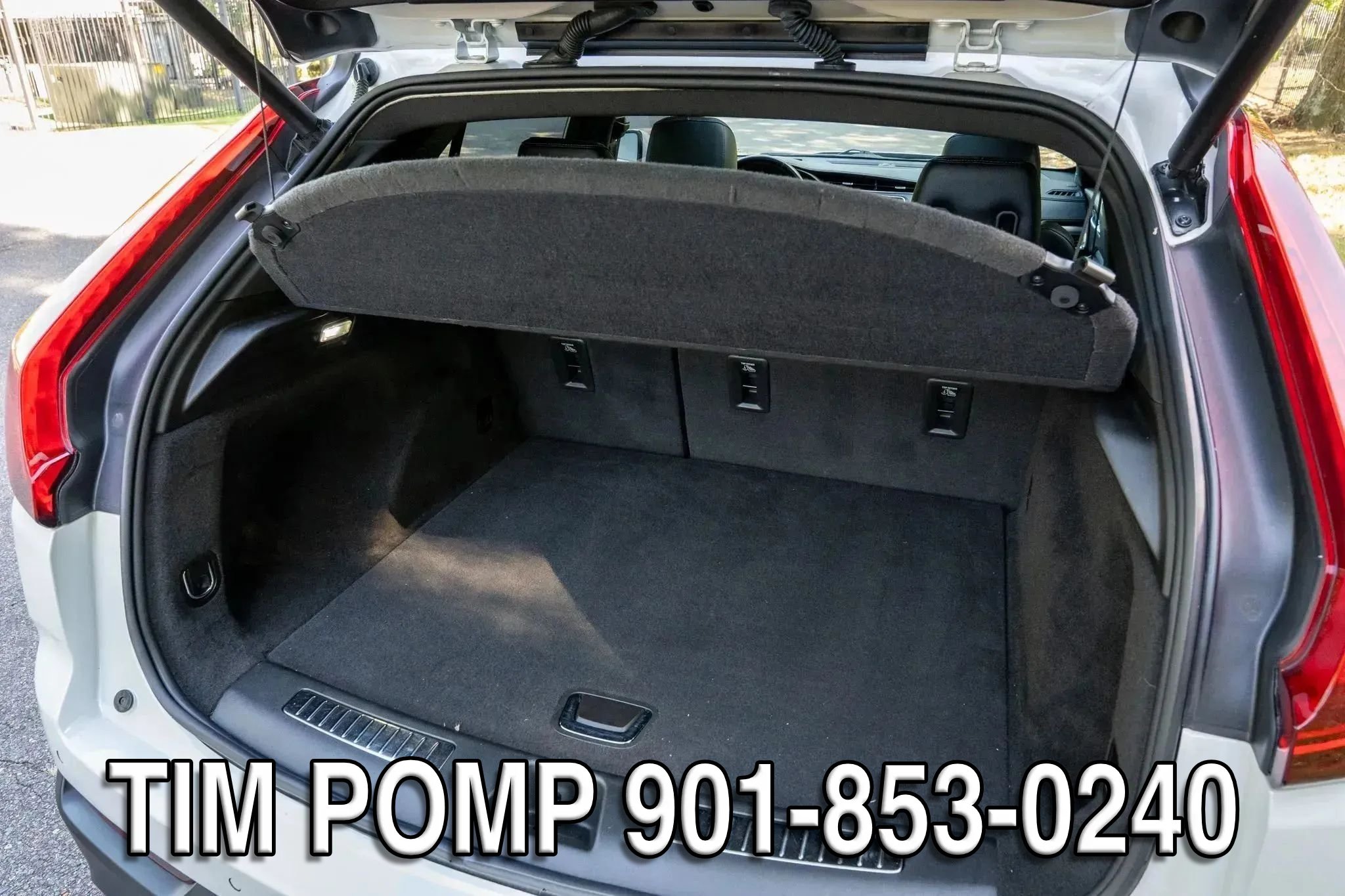 Used 2023 Cadillac XT4 Premium Luxury w/ Cold Weather Package FWD image 28