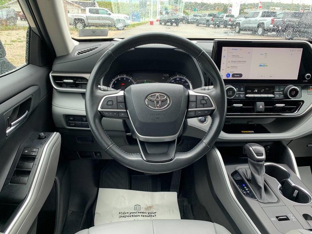 Used 2023 Toyota Highlander XLE FWD image 17