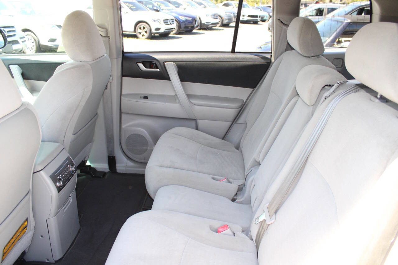 Used 2013 Toyota Highlander Plus AWD/4WD image 19
