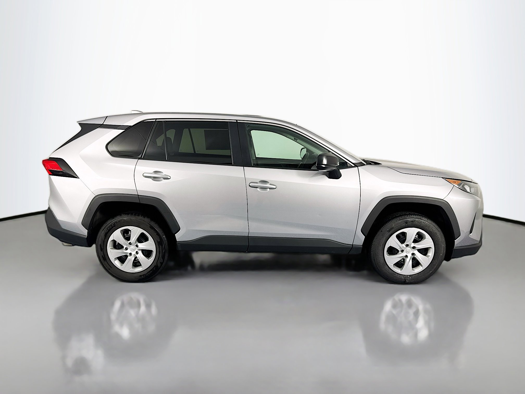 Used 2022 Toyota RAV4 LE image 4
