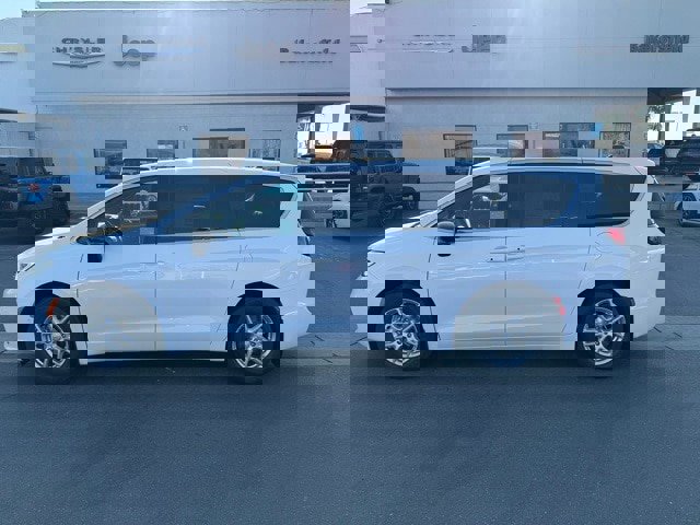 New 2026 Chrysler Pacifica Select image 3