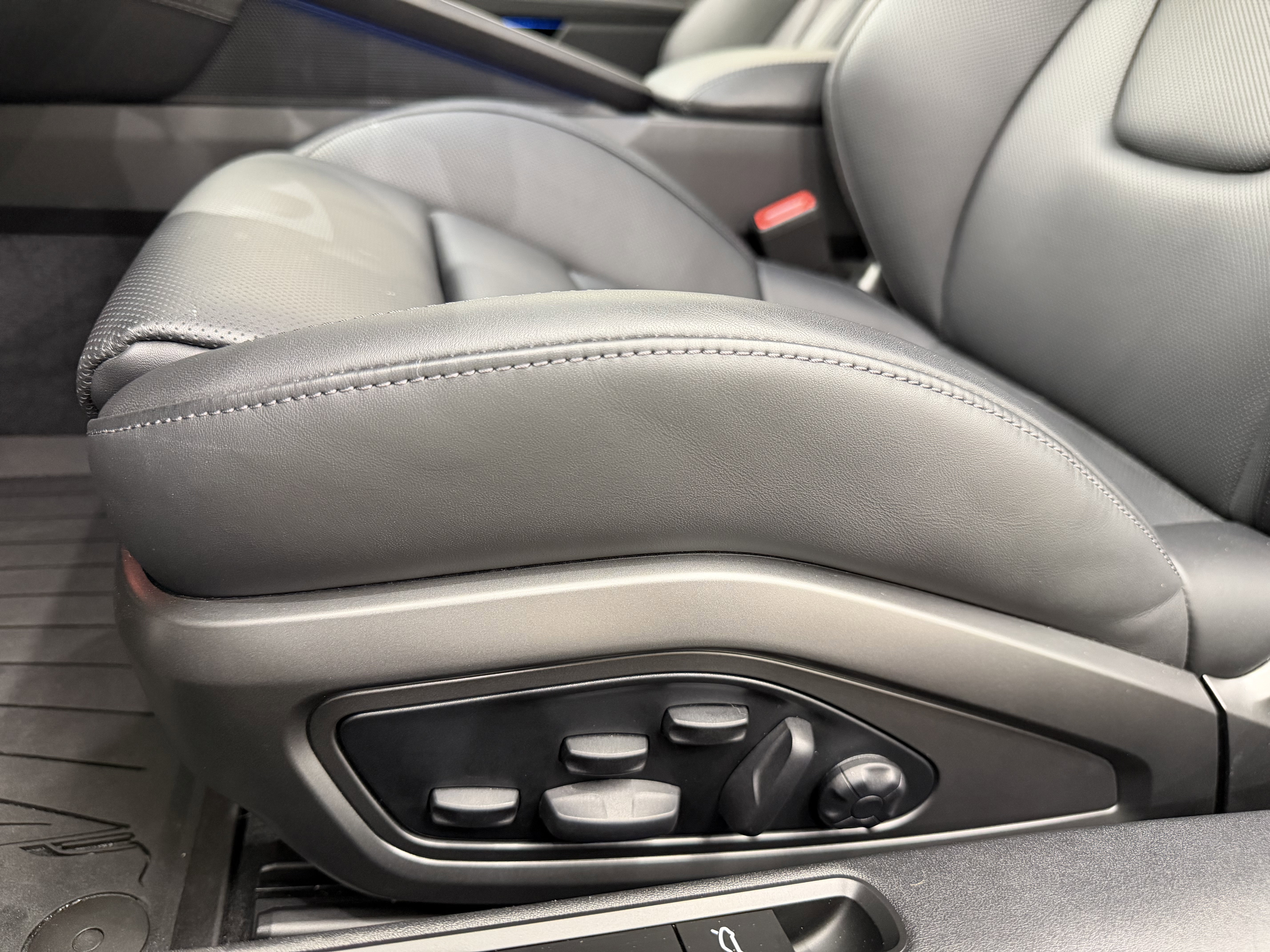Certified 2025 Porsche 911 Carrera 4 GTS AWD/4WD image 34