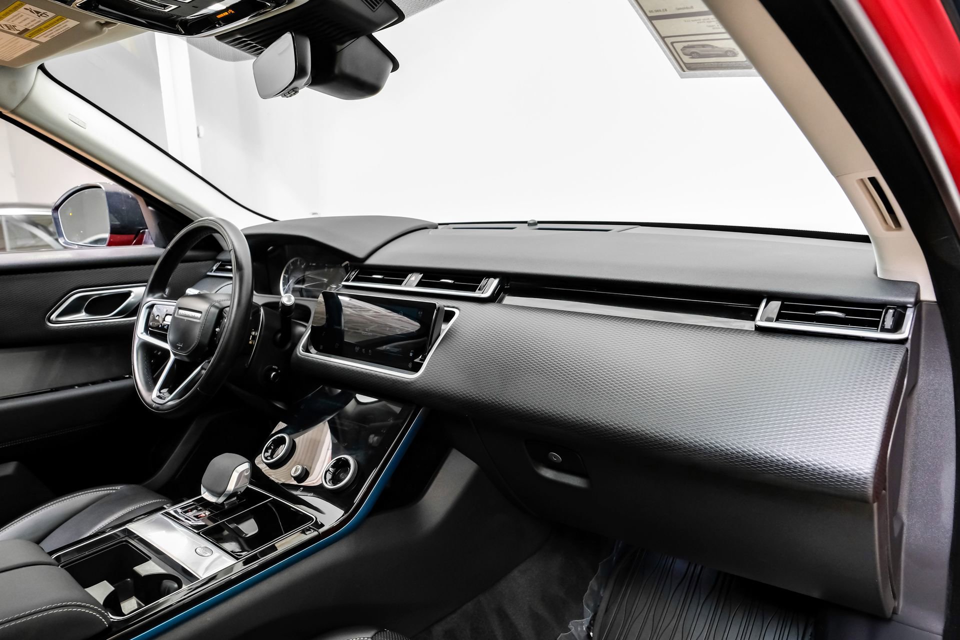 Used 2023 Land Rover Range Rover Velar R-Dynamic S image 17