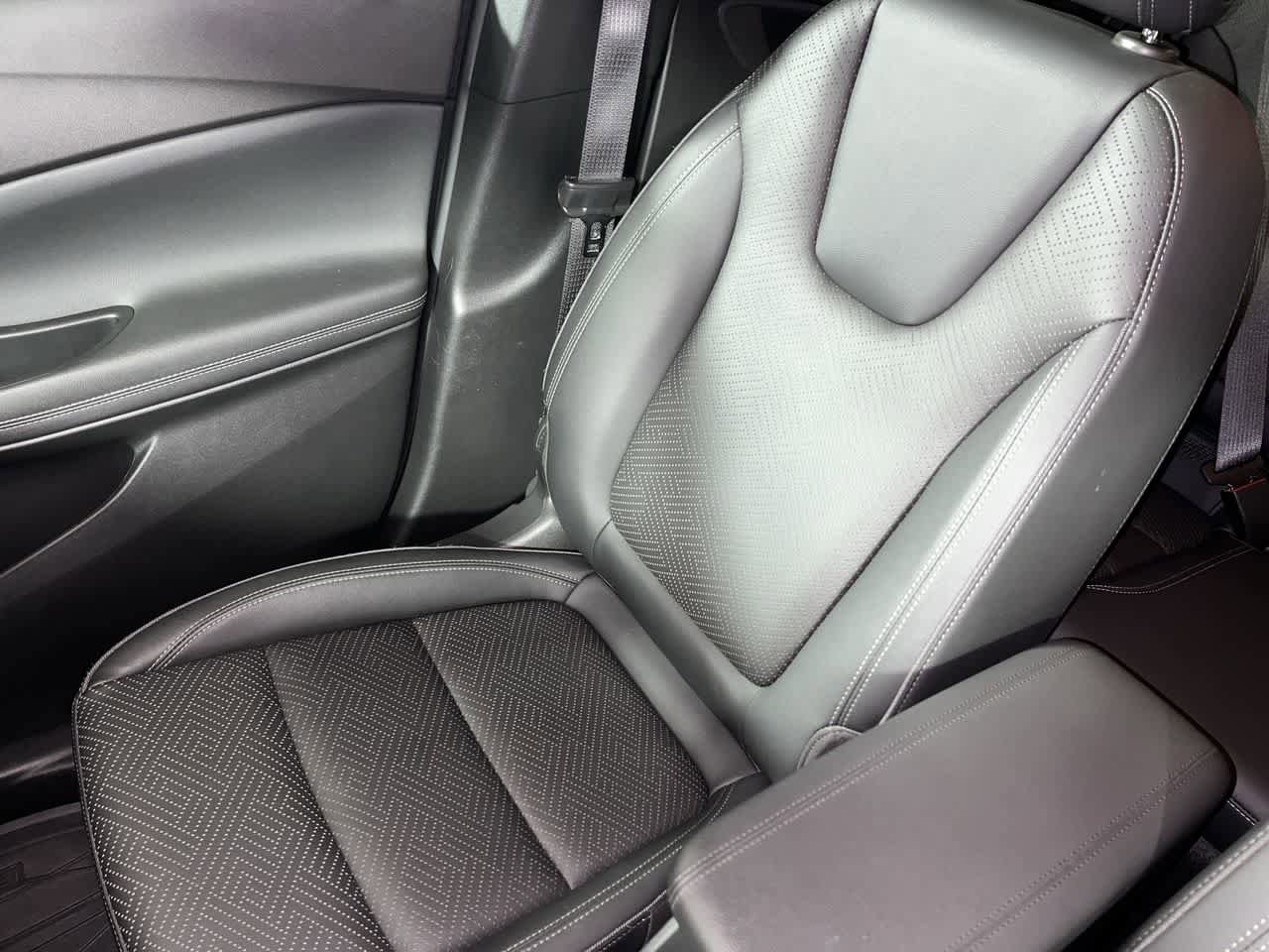 Used 2022 Buick Encore GX Essence FWD image 25