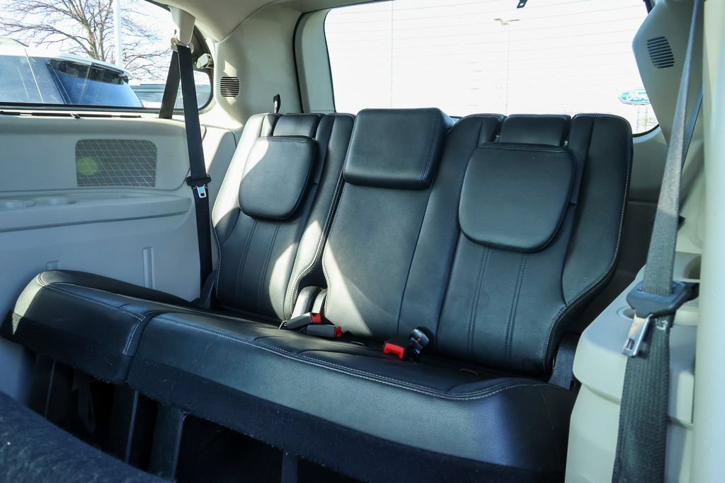Used 2014 Chrysler Town & Country Touring FWD image 34