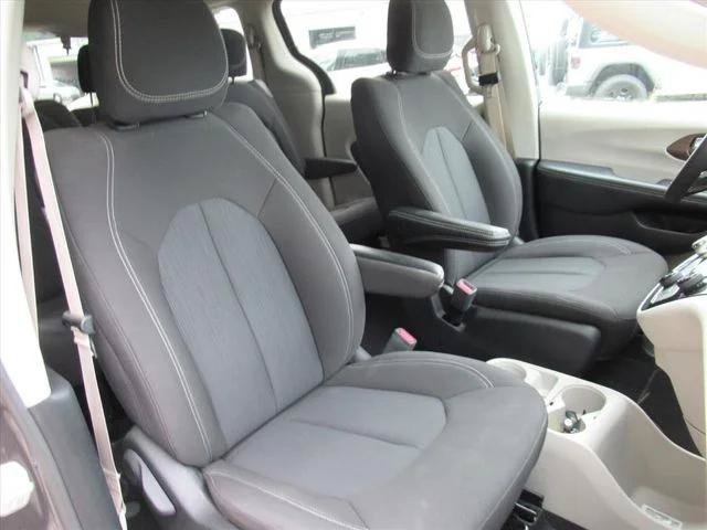 Certified 2023 Chrysler Voyager LX FWD image 9