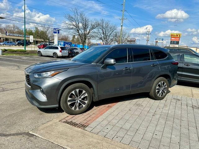 Used 2020 Toyota Highlander XLE image 3