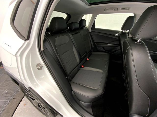 New 2026 Volkswagen Taos SE image 10