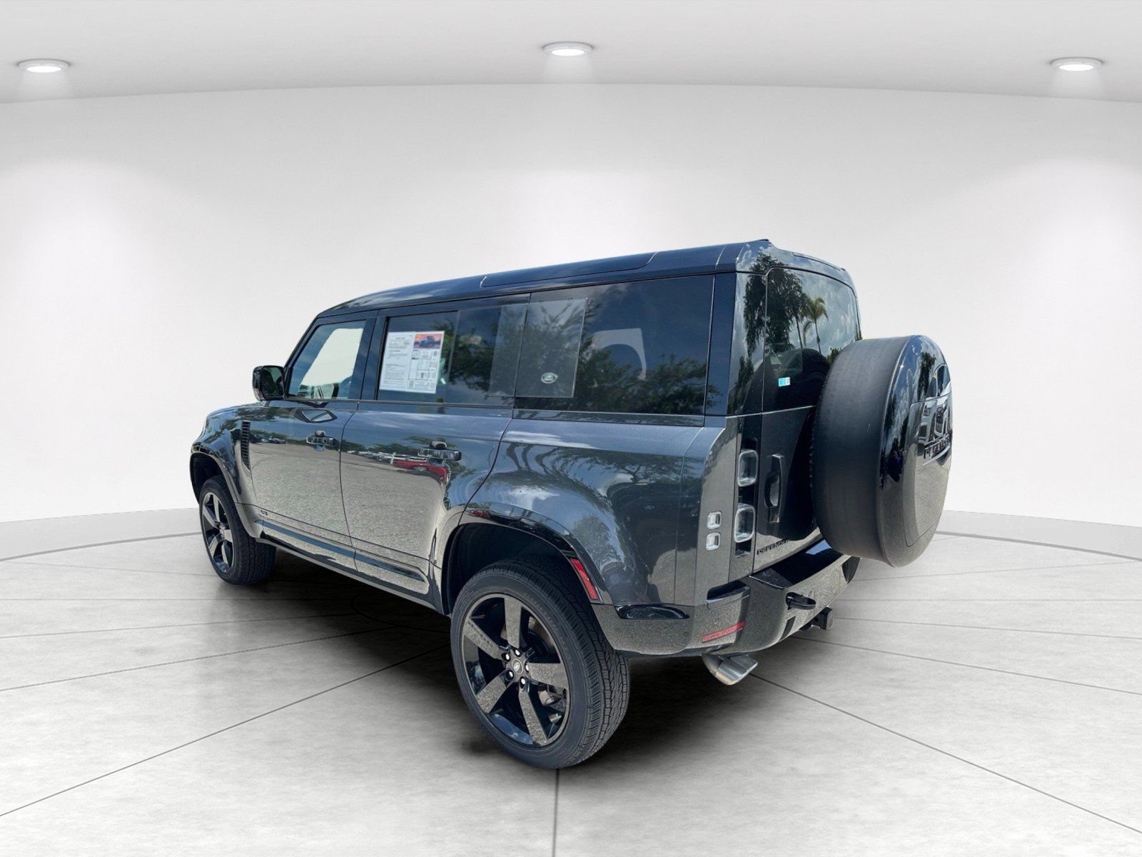 Used 2024 Land Rover Defender 110 V8 AWD/4WD image 5