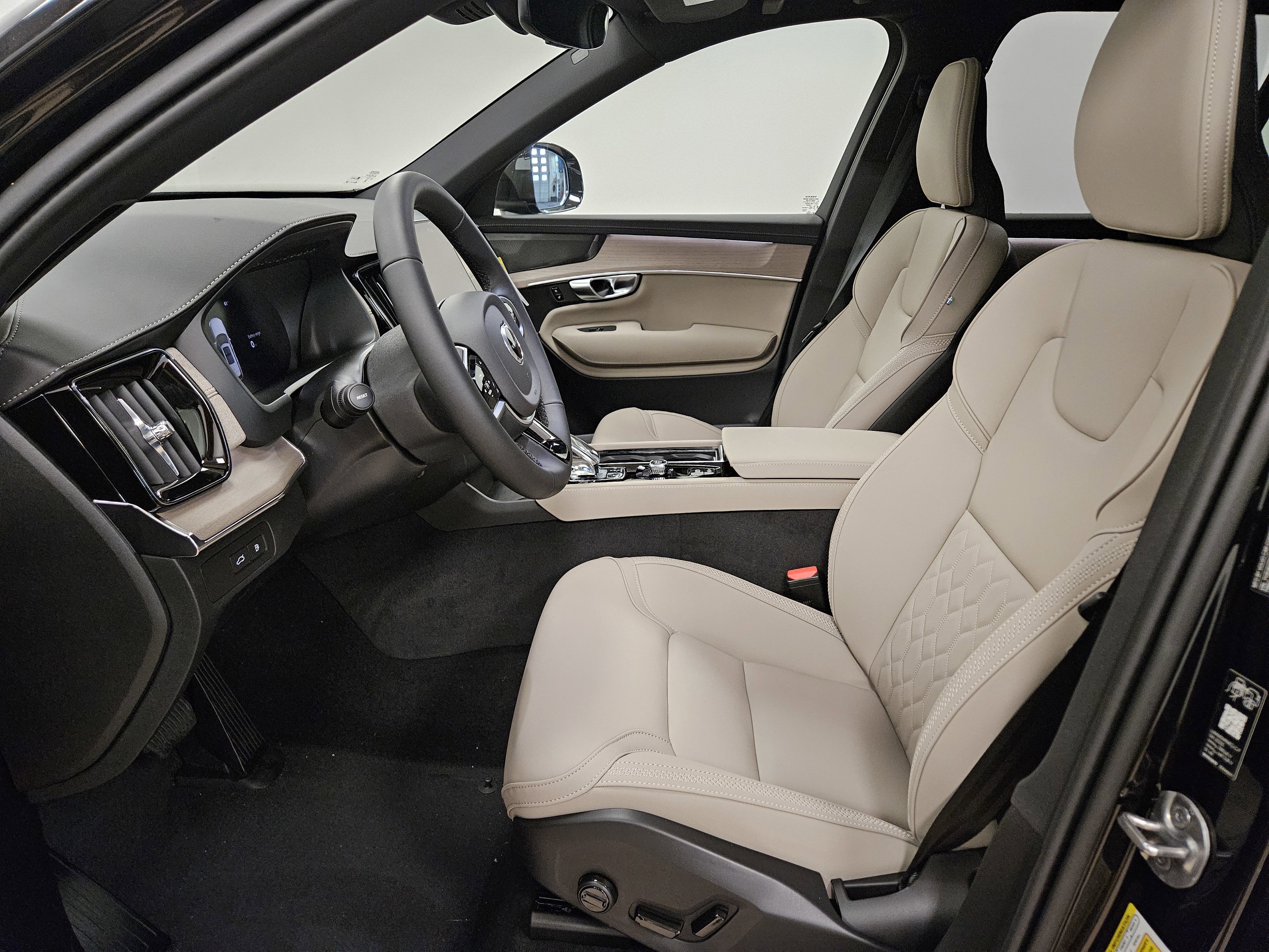 New 2026 Volvo XC90 T8 Plus w/ Protection Package Premier image 10