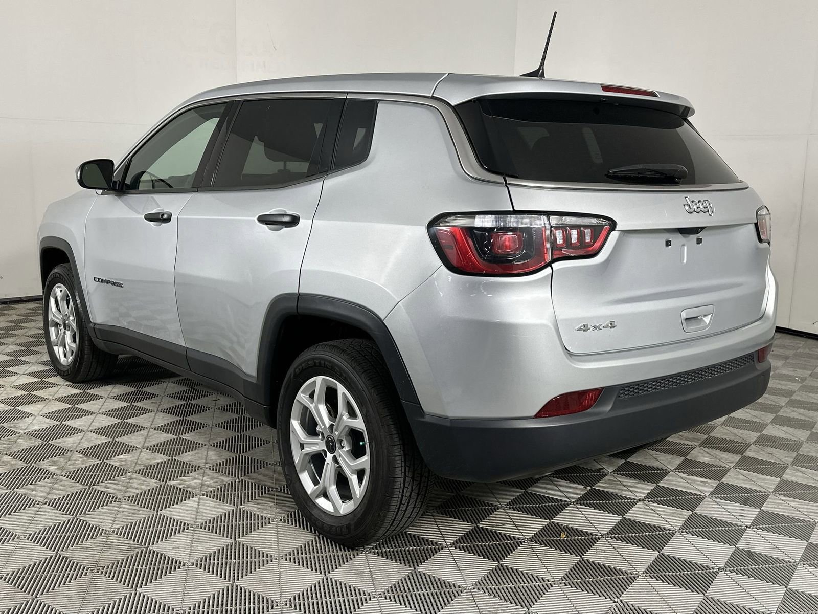 Used 2025 Jeep Compass Sport image 6