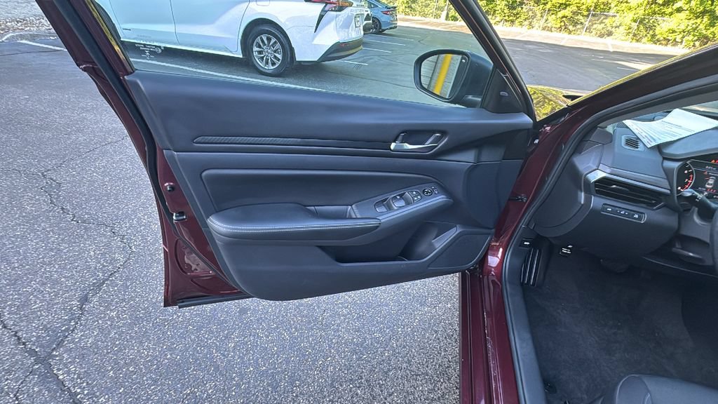 Used 2025 Nissan Altima 2.5 SV FWD image 10