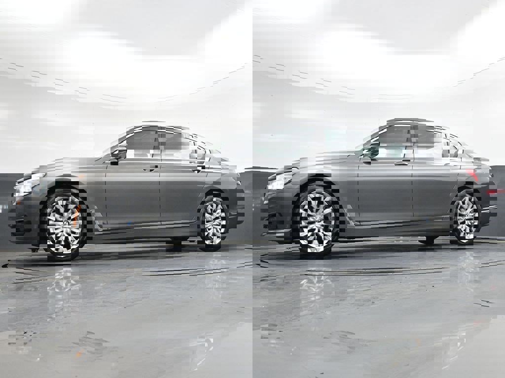 Used 2016 BMW 740i RWD image 36