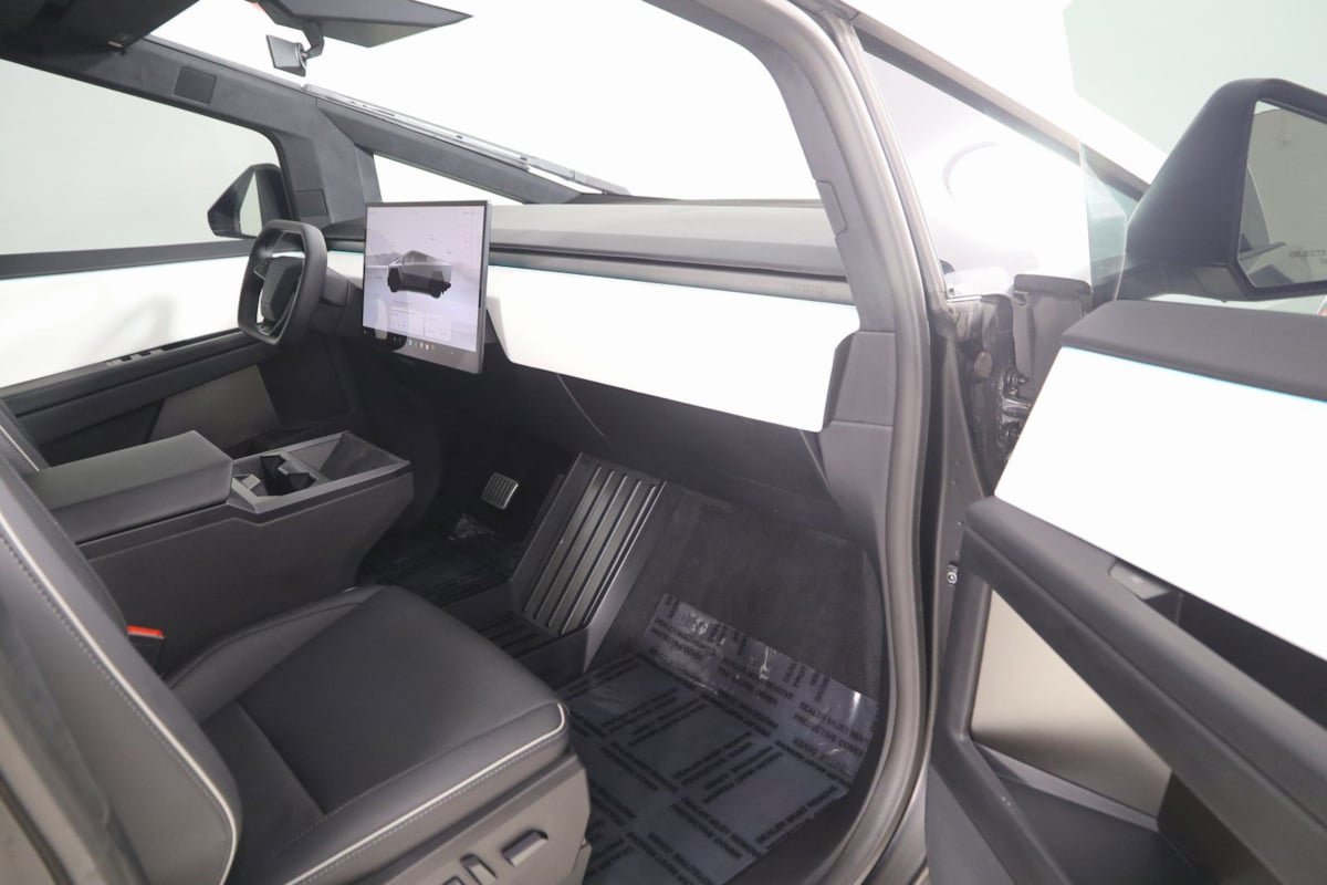 Used 2024 Tesla Cybertruck AWD Crew Cab image 47