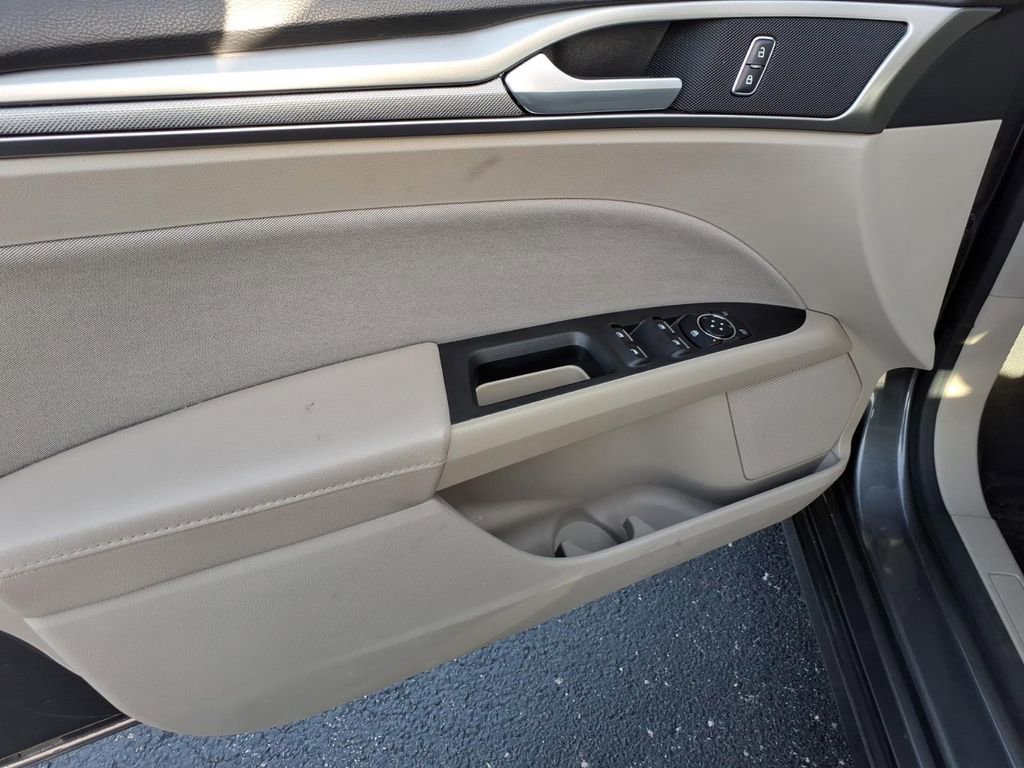 Used 2020 Ford Fusion SE image 10