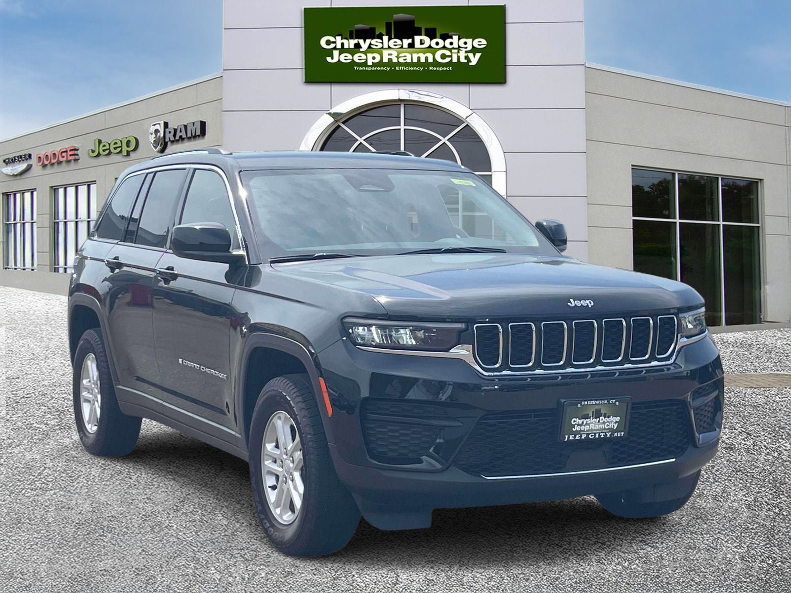 Used 2023 Jeep Grand Cherokee Laredo AWD/4WD image 4