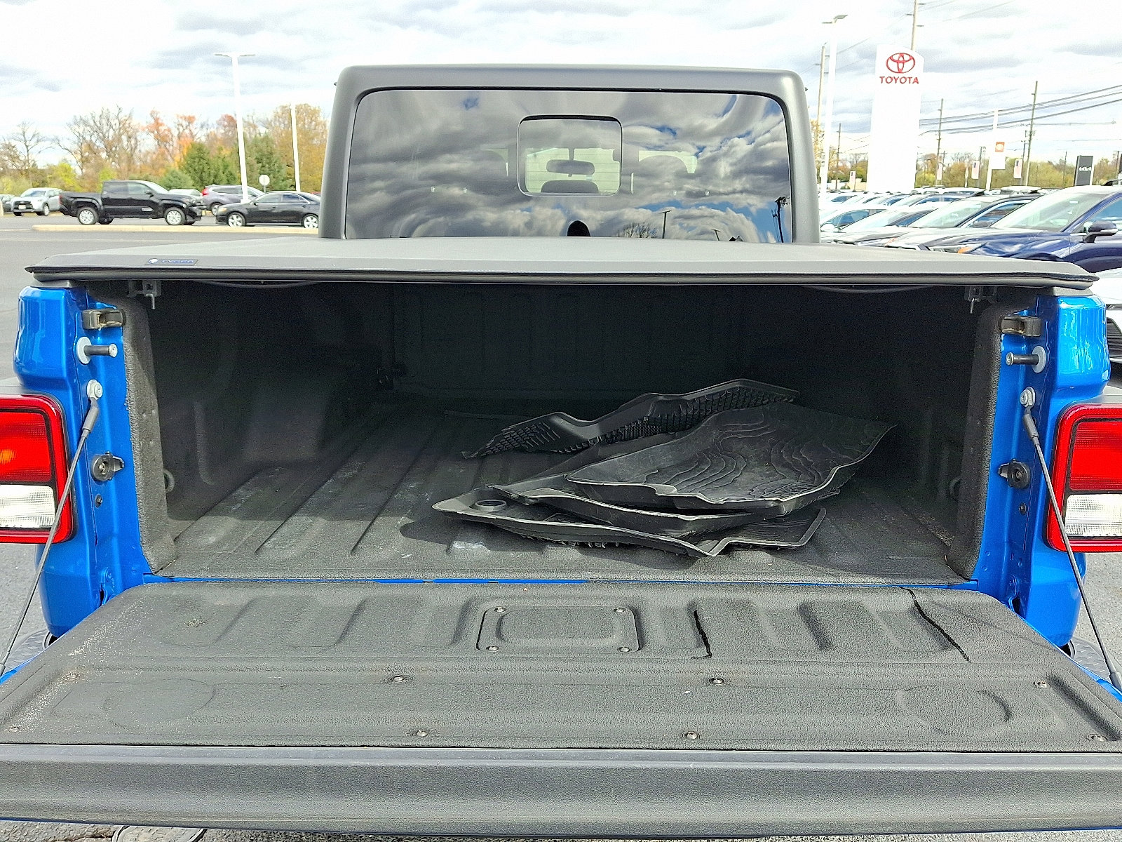 Used 2023 Jeep Gladiator Willys image 28