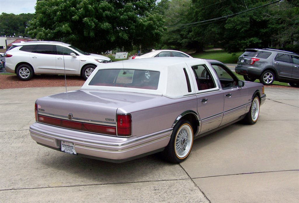 Used 1991 Lincoln Town Car Signature RWD image 4