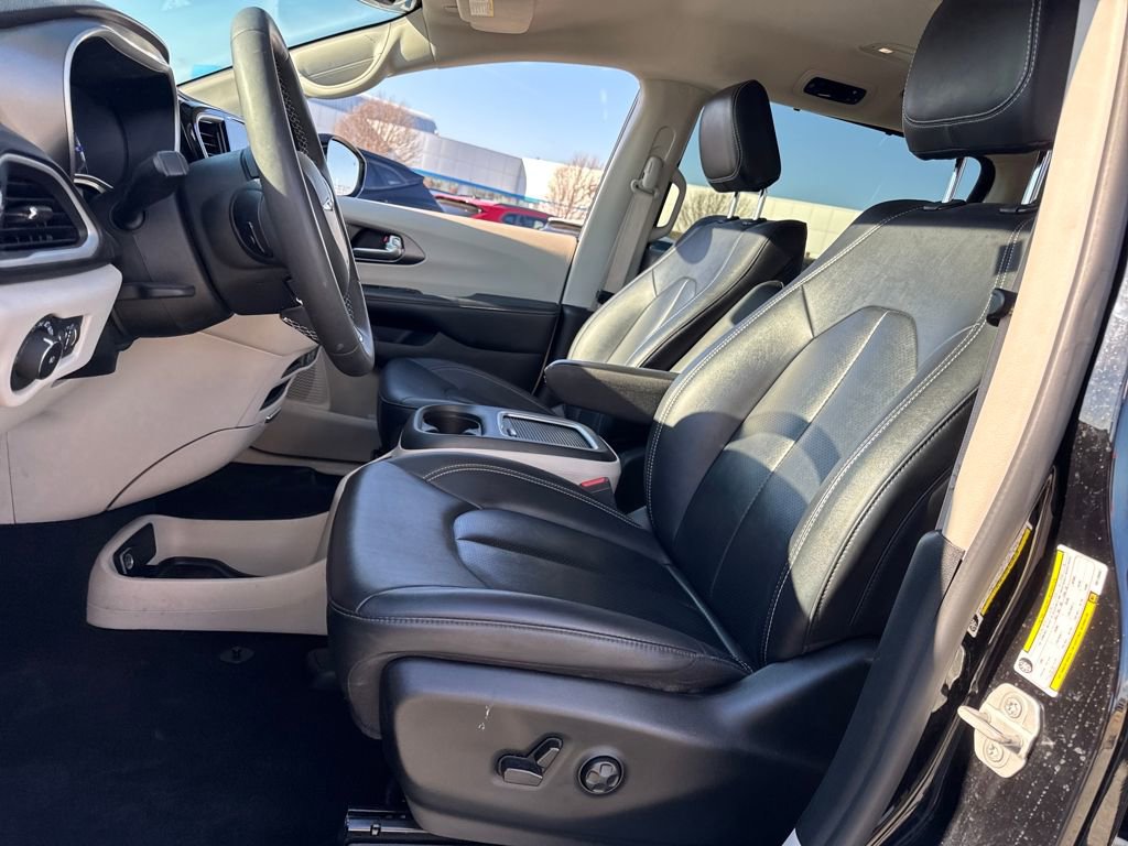 Used 2024 Chrysler Pacifica Touring-L image 21