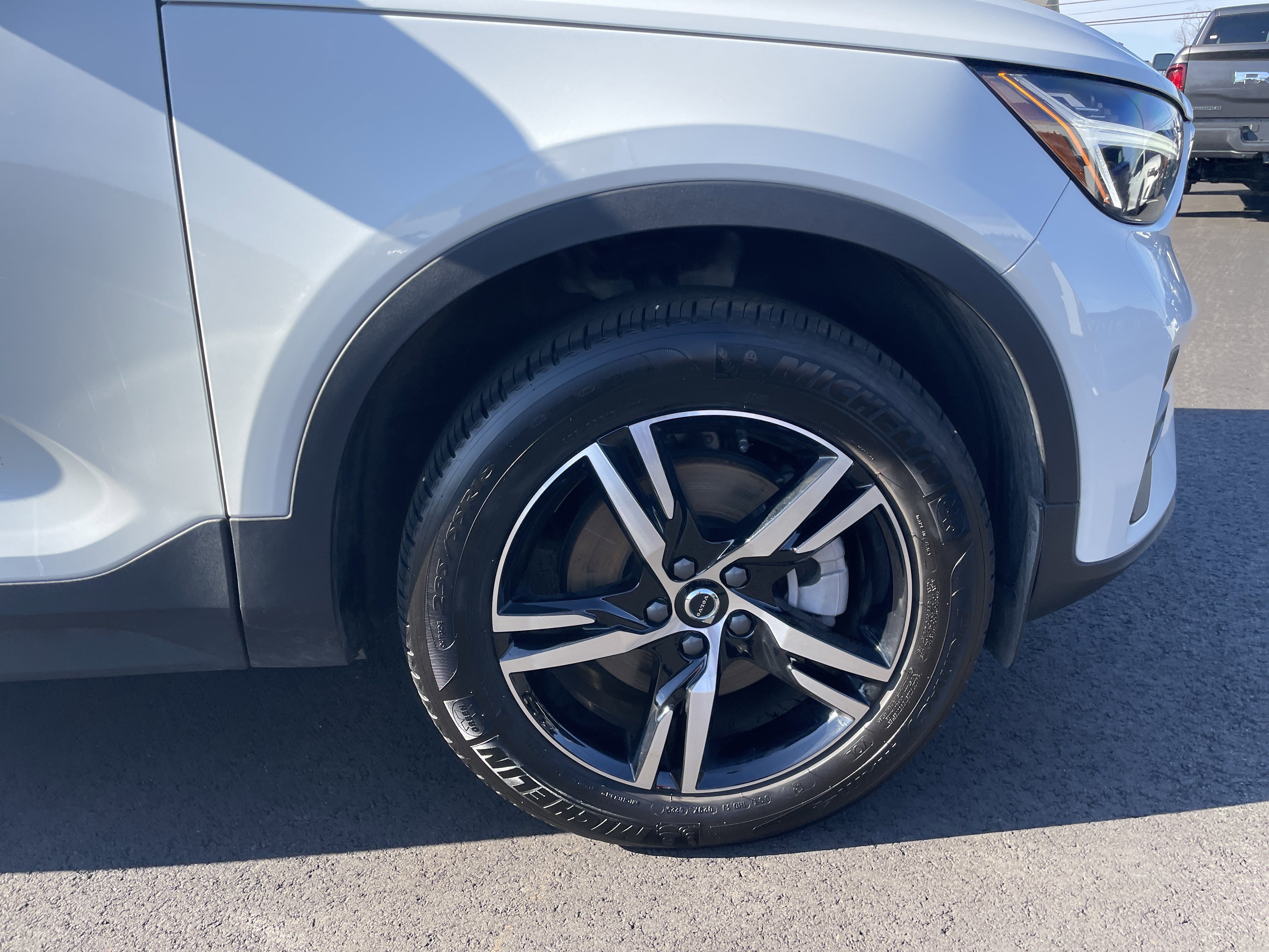 Used 2025 Volvo XC40 B5 Core image 7