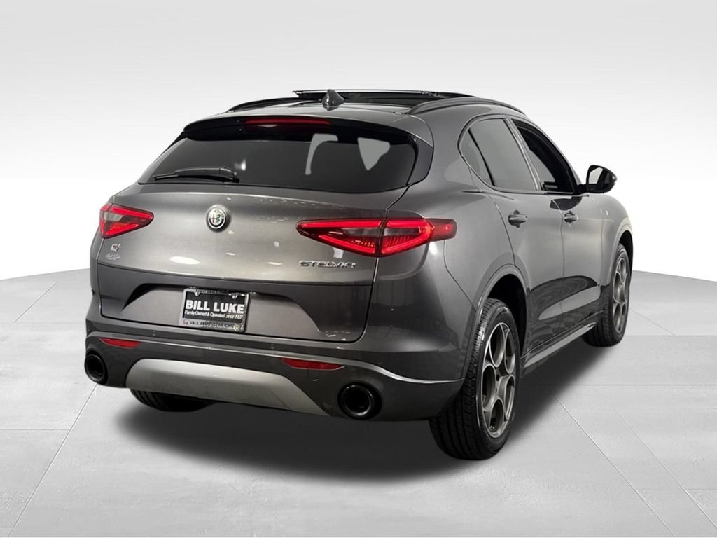 Used 2023 Alfa Romeo Stelvio Ti AWD/4WD image 4