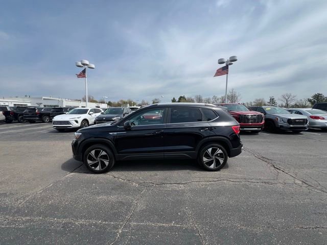 Used 2023 Volkswagen Taos SE w/ Panoramic Sunroof Package AWD/4WD image 2