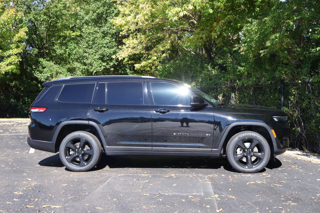 Used 2023 Jeep Grand Cherokee L Laredo AWD/4WD image 11
