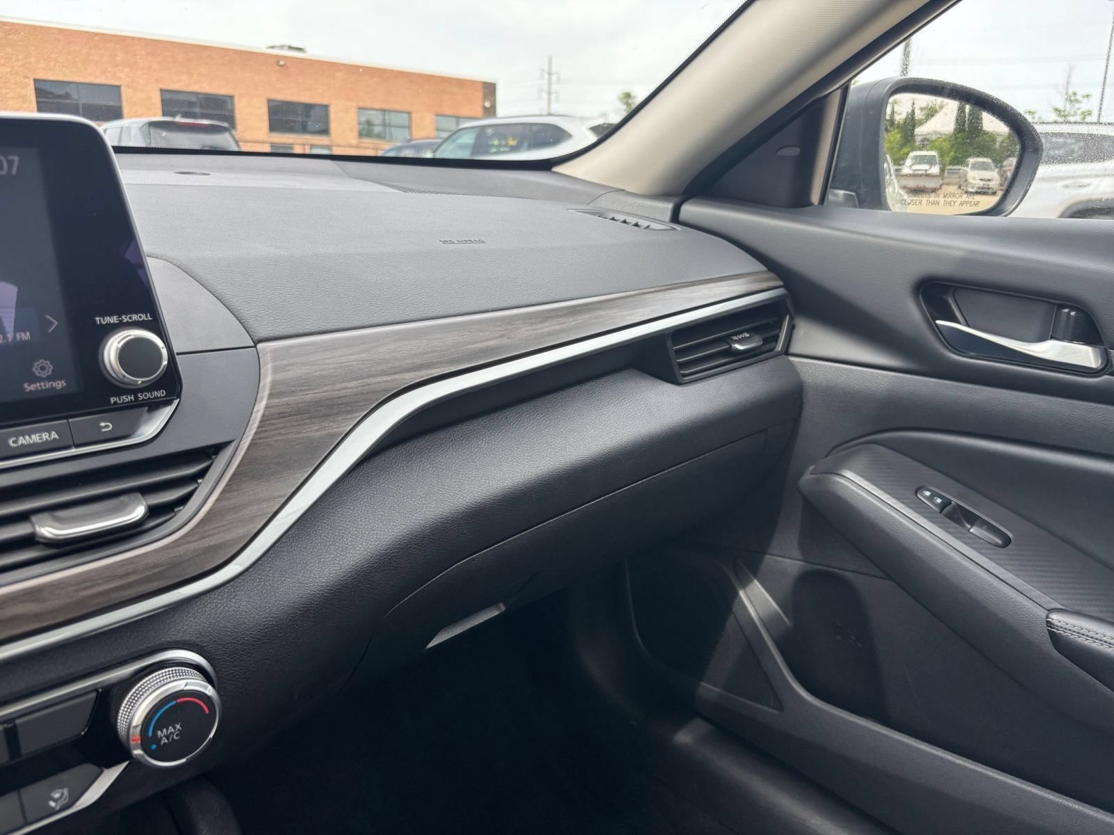Used 2025 Nissan Altima 2.5 SV FWD image 30