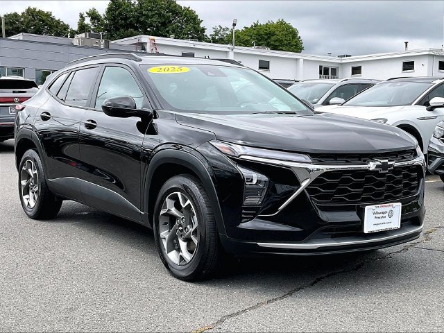 Used 2025 Chevrolet Trax LT w/ Sunroof Package FWD image 1