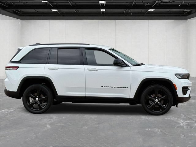 Used 2023 Jeep Grand Cherokee Altitude AWD/4WD image 6