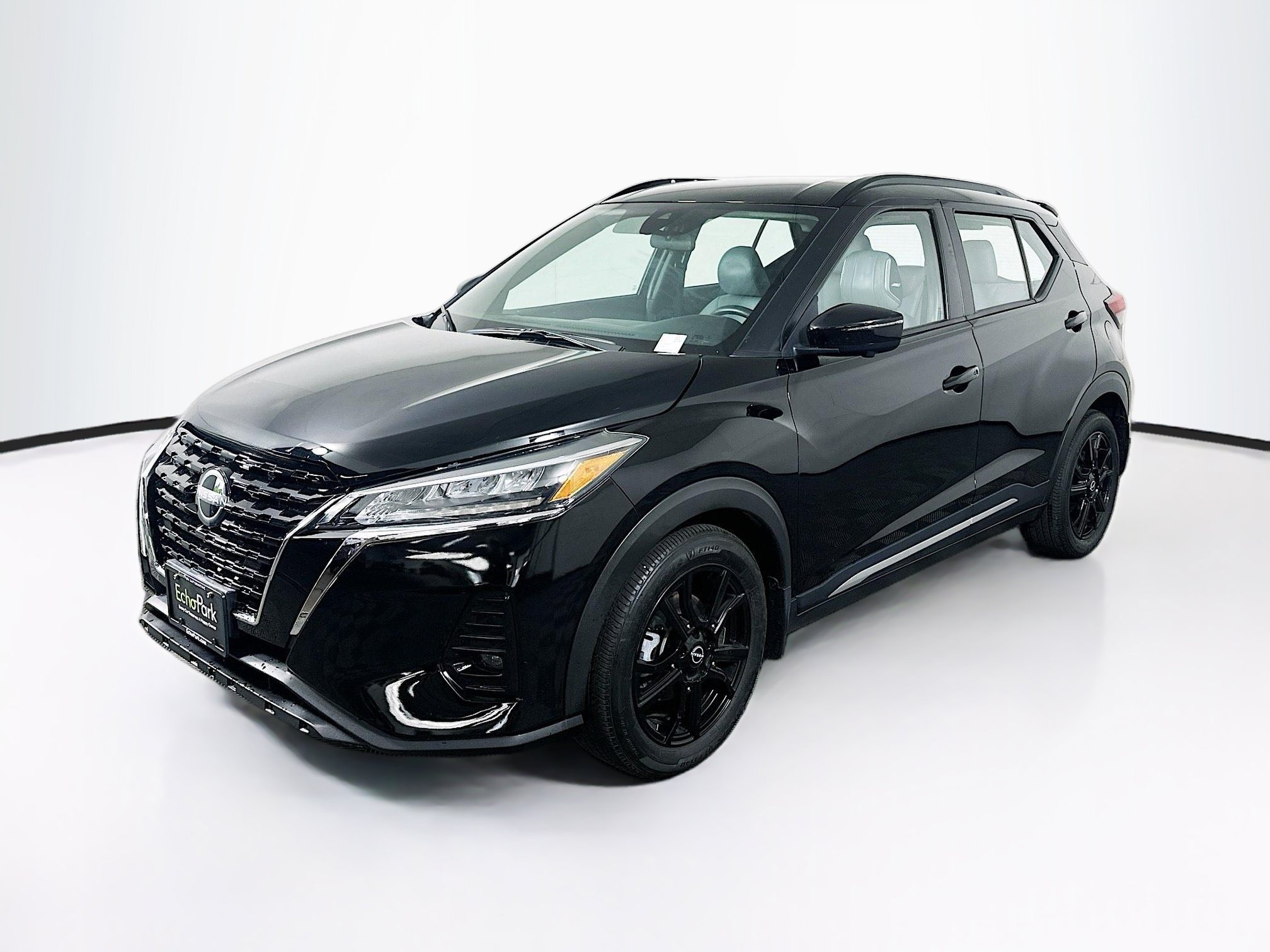Used 2023 Nissan Kicks SR w/ SR Premium Package FWD image 3