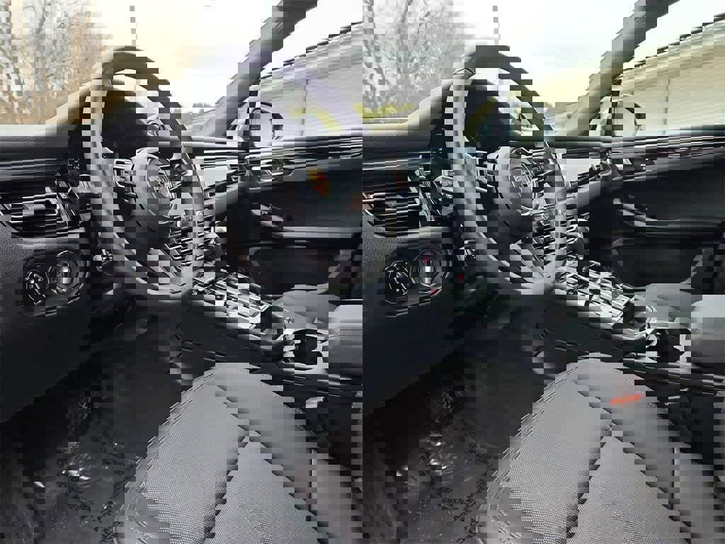 Certified 2025 Porsche Macan image 4