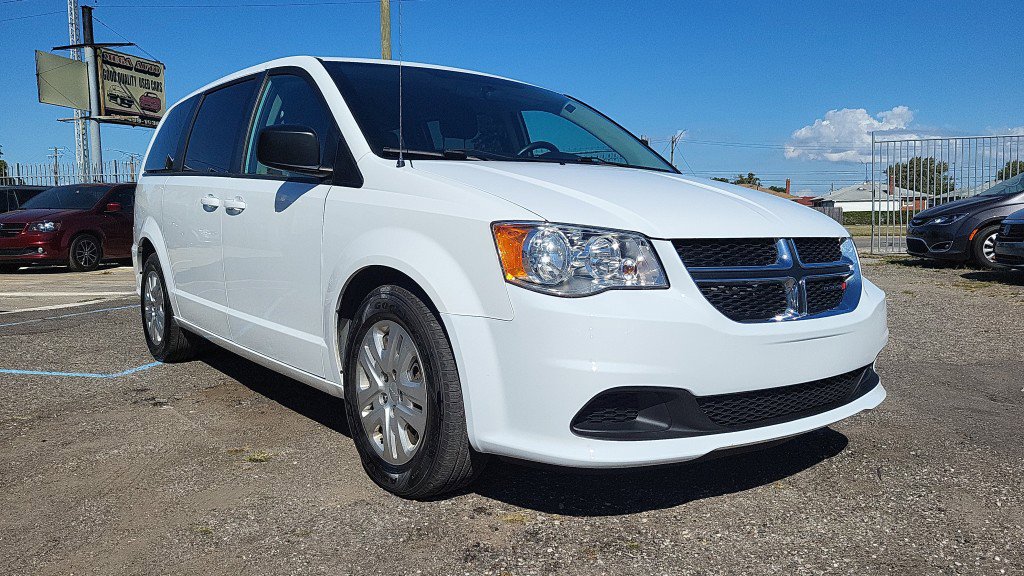 Used 2018 Dodge Grand Caravan SE image 3