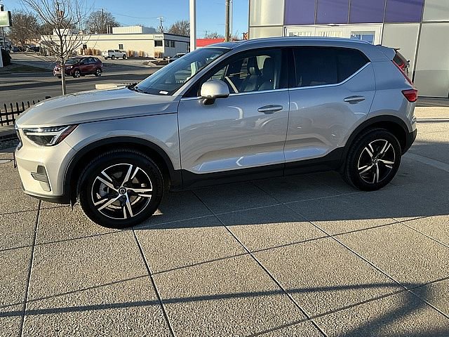 Certified 2025 Volvo XC40 B5 Core image 11