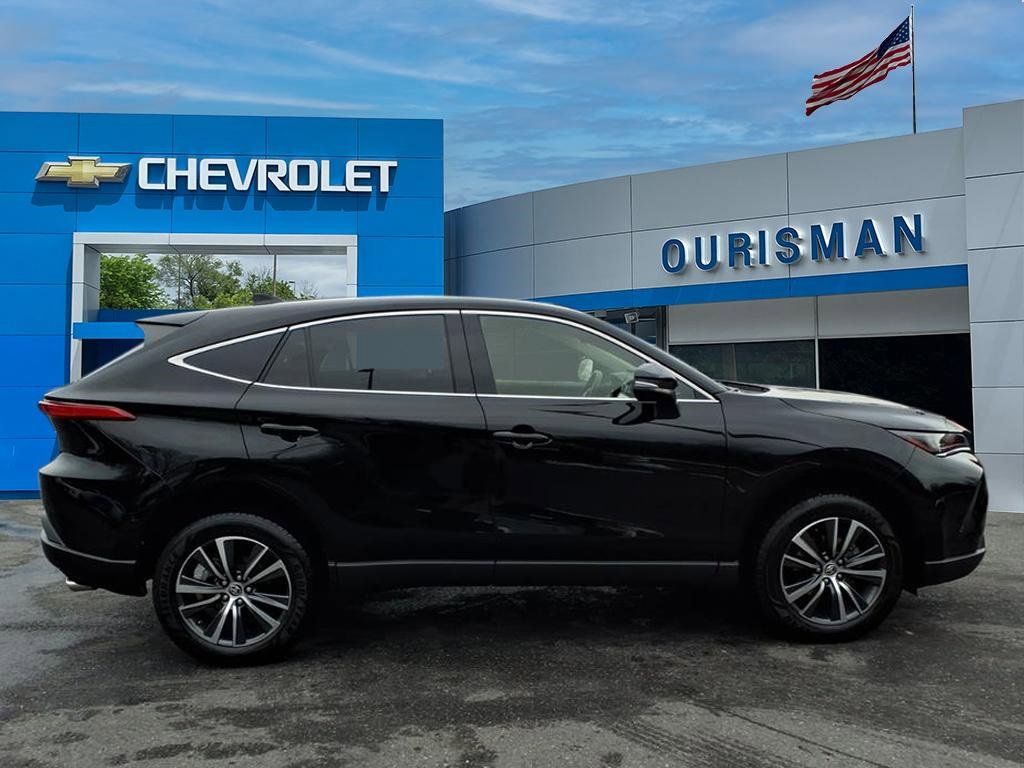 Used 2022 Toyota Venza LE image 2