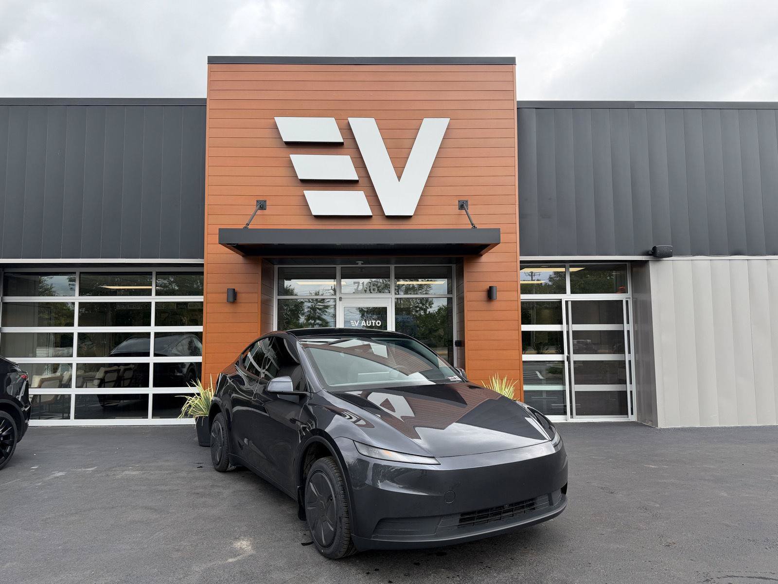 Used 2026 Tesla Model Y 2WD image 1