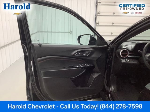 Used 2025 Chevrolet Trax RS FWD image 17