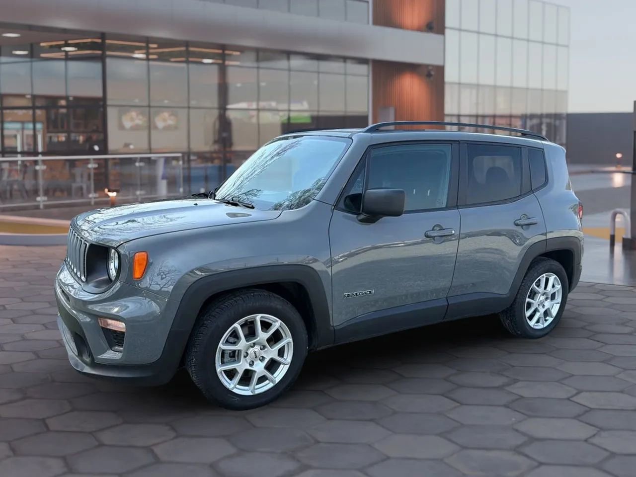 Used 2022 Jeep Renegade Sport w/ Sport Appearance Group FWD image 2