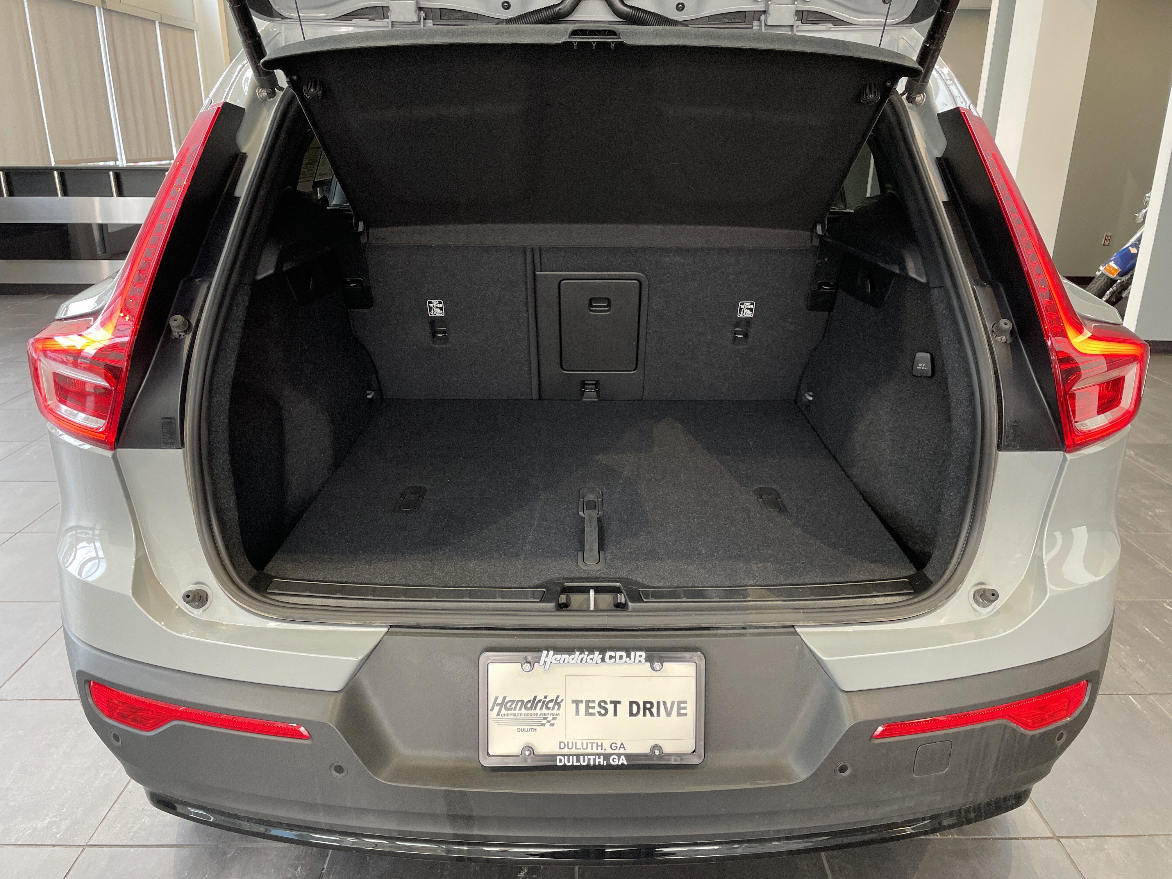 Used 2025 Volvo XC40 B5 Plus image 37