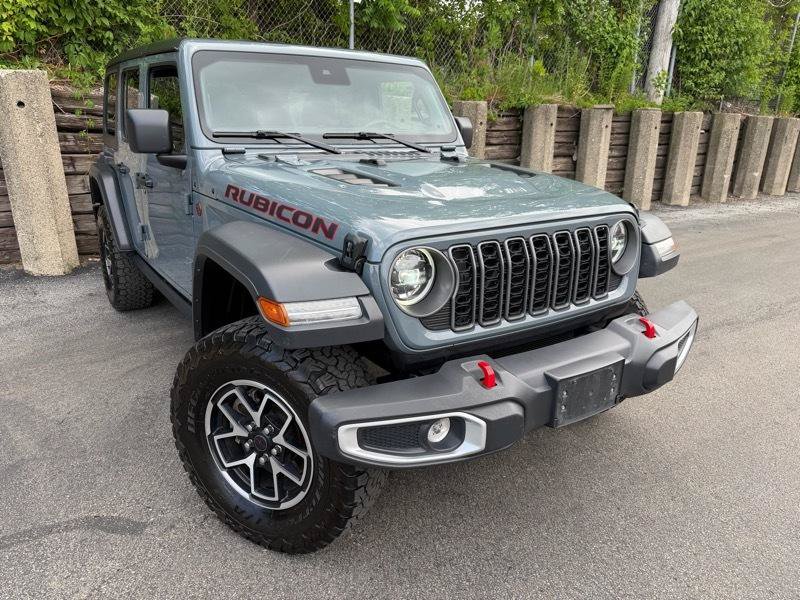 Used 2025 Jeep Wrangler Unlimited Rubicon AWD/4WD image 3