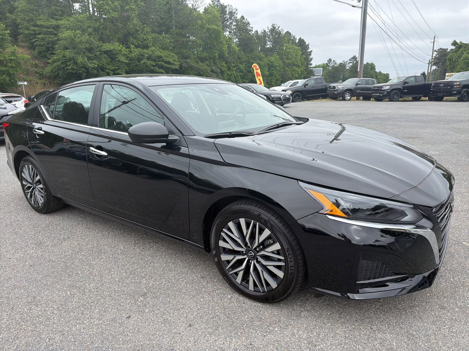 Used 2025 Nissan Altima 2.5 SV FWD image 3