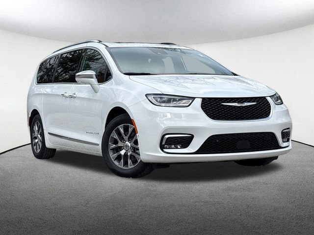 Used 2024 Chrysler Pacifica Pinnacle FWD image 2