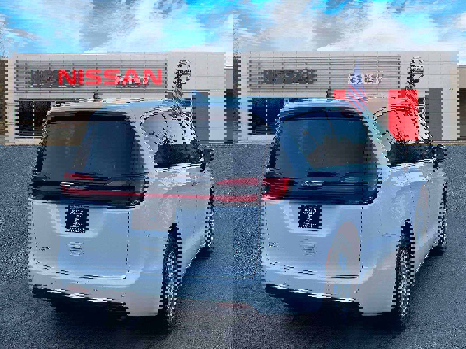 Used 2024 Chrysler Pacifica Touring-L image 5