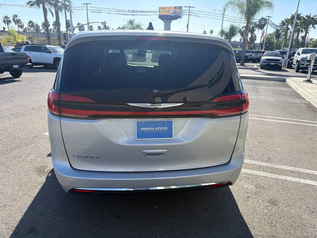 Used 2024 Chrysler Pacifica Touring-L FWD image 4
